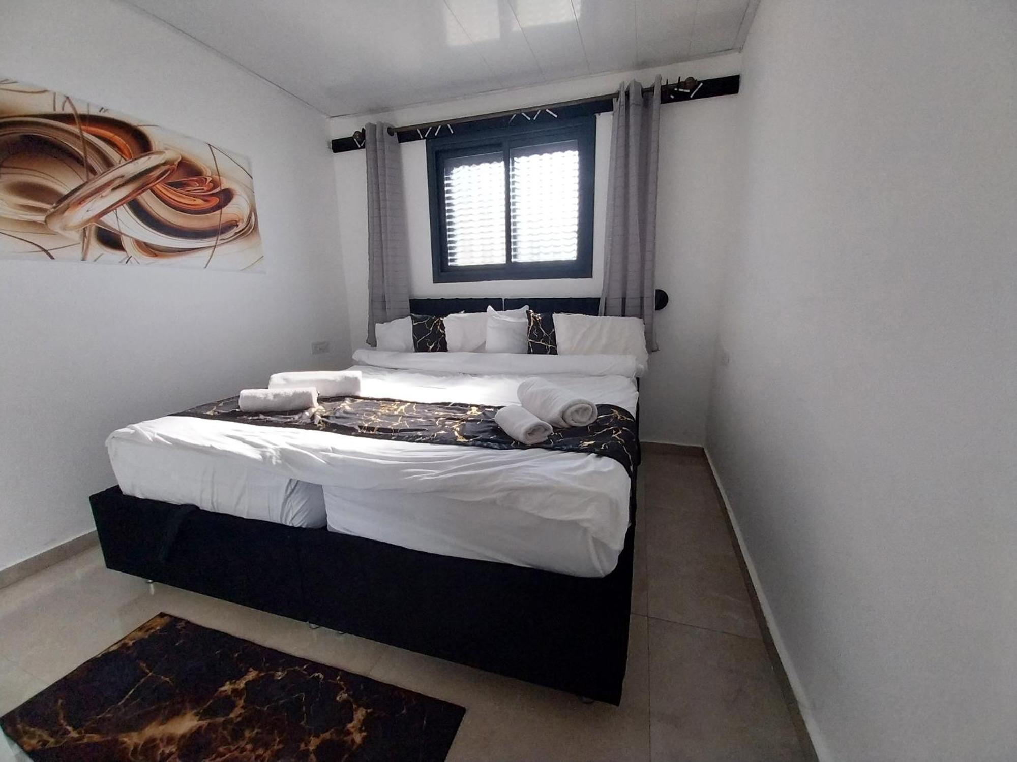 Appartamento שירת דבורה בבני ברק Giv'at Shemu'el Esterno foto