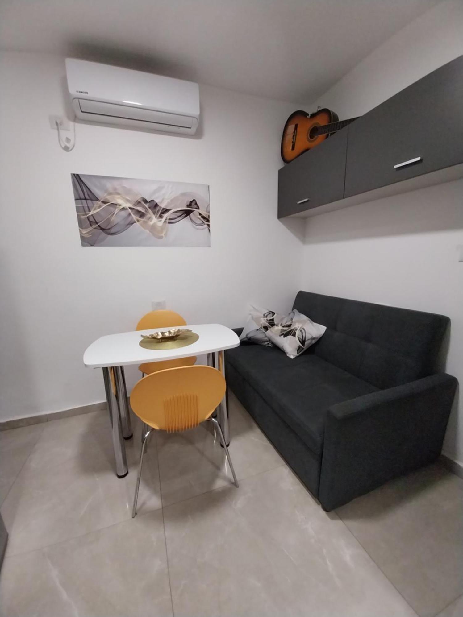 Appartamento שירת דבורה בבני ברק Giv'at Shemu'el Esterno foto